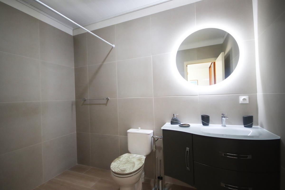 28  Location villa piscine le diamant Martinique_salle d eau chambre 1